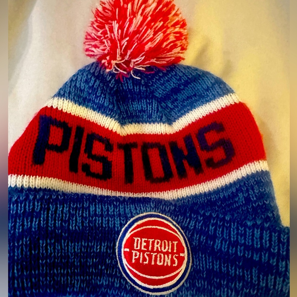 Child winter hat Detroit Pistons. Great condition..